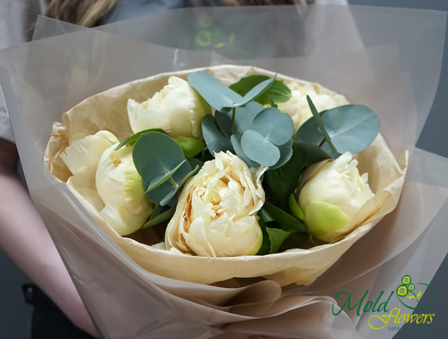 Bouquet of 5 Ivory peonies photo
